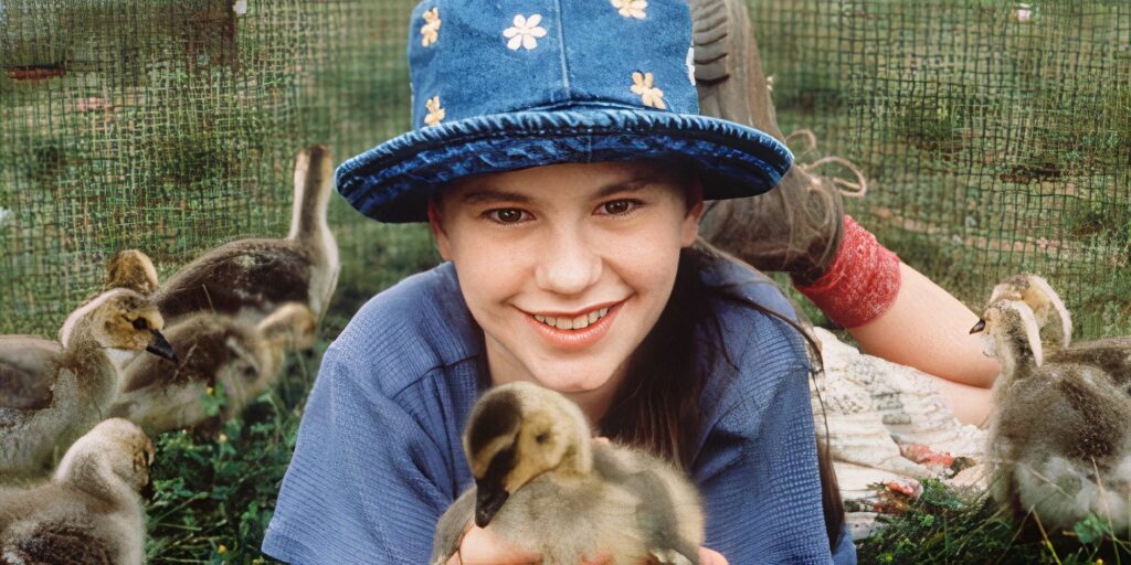 anna-paquin-as-amy-holding-little-ducks-in-fly-away-home.jpg