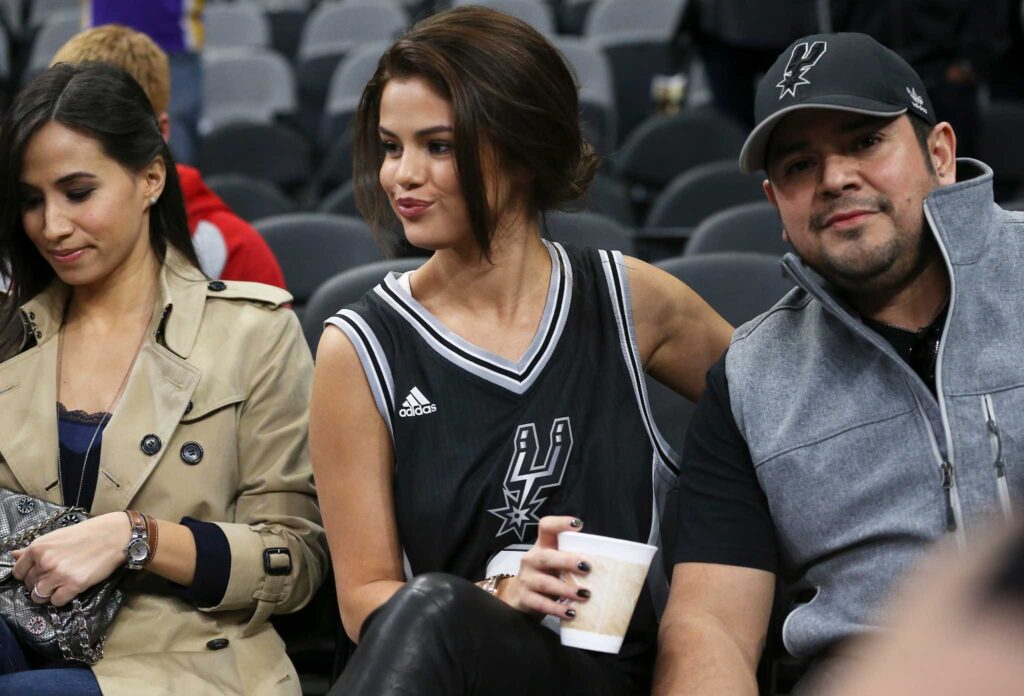 Selena Gomez Knicks Post Sparks Online Drama After Deleted Instagram Story