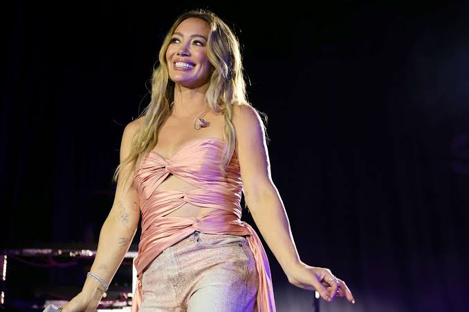 Hilary Duff Breaks Silence After Viral Onstage Fan Hug Sparks Online Debate