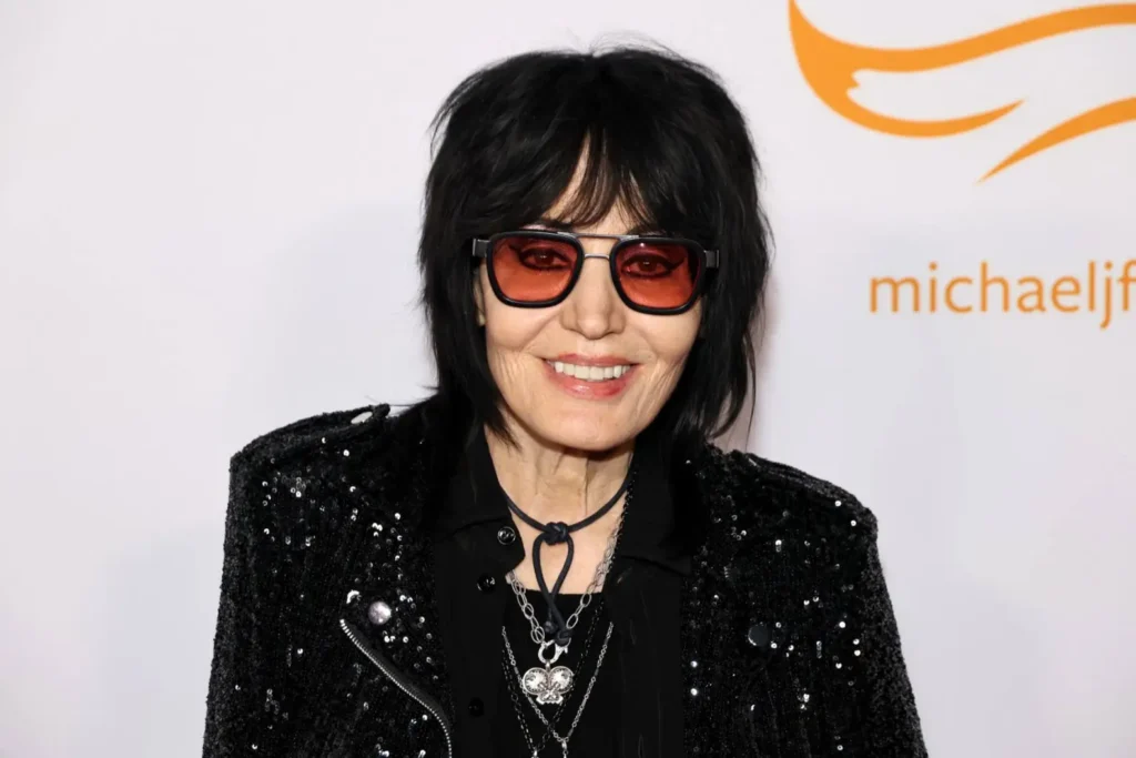 Joan Jett Cancels Shows After Surgery for Fractured Vertebrae joaen jutt