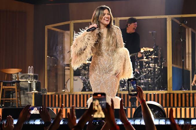 Kelly Clarkson Ends ‘Kellyoke’ Era With Emotional Finale Performance Kelly Clarkson