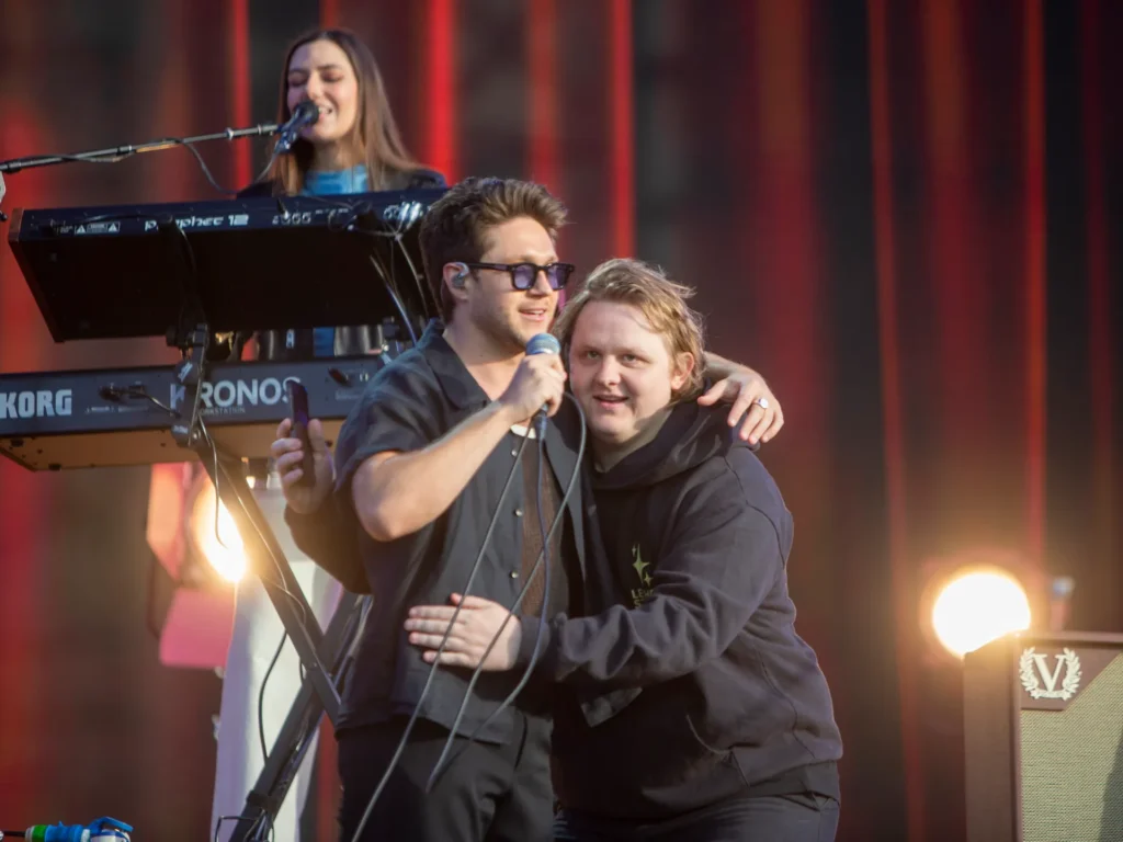 Niall Horan & Lewis Capaldi Reunite for One Direction Classic Niall Horan, Lewis Capaldi